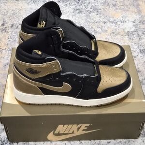 Nike Air Jordan 1 BLACK AND GOLD Size 7Y